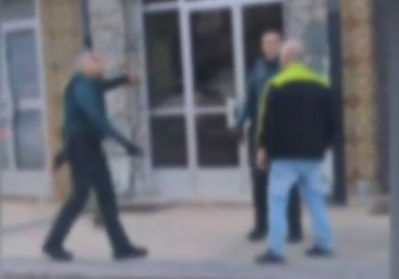 Momento en el que el hombre se enfrenta a dos agentes de la Guardia Civil.