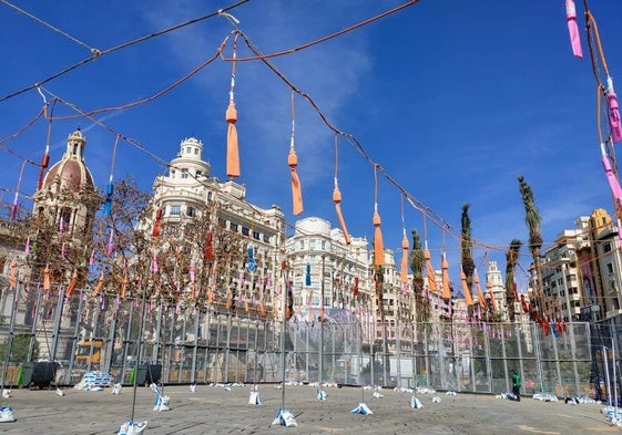 Imagen del montaje de una mascletà de Pibierzo en la plaza del Ayuntamiento de Valencia.