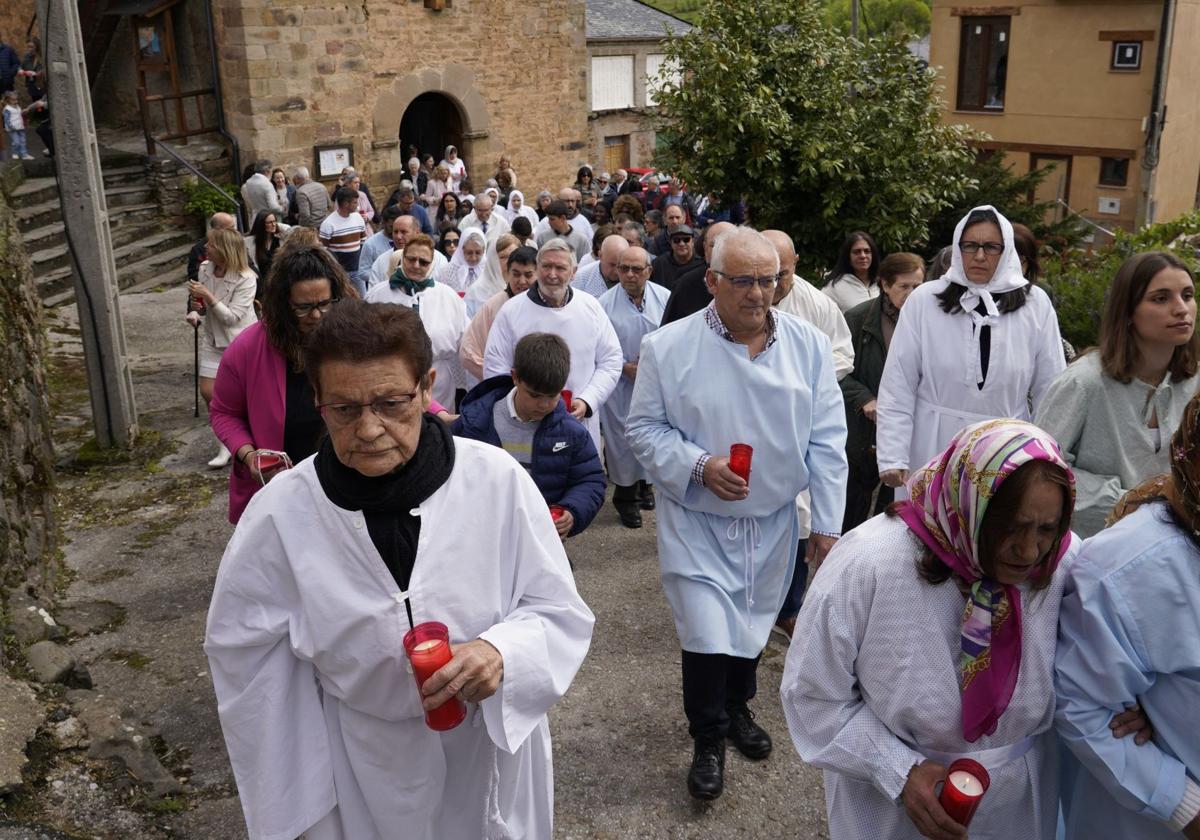 Momento de la procesión en Quintana de Fuseros.