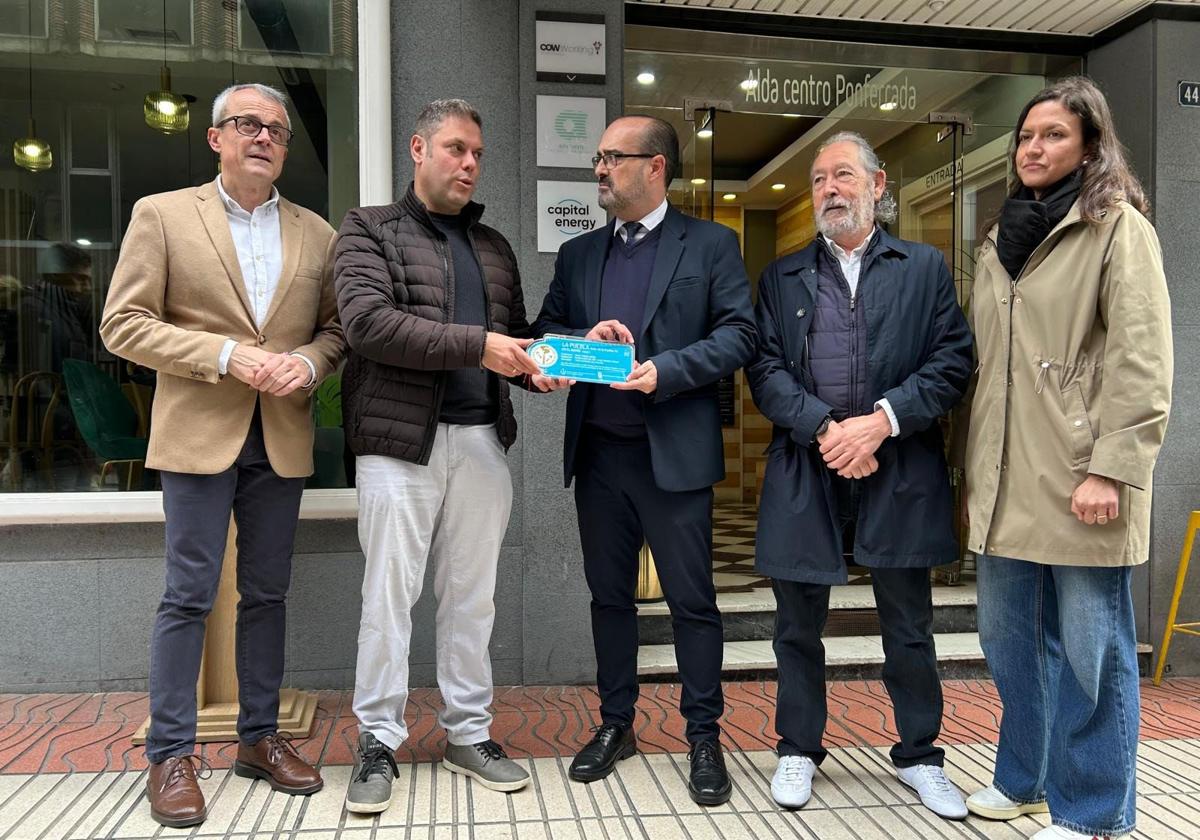 Ponferrada coloca la primera placa de la 'Ciudad del Dólar'