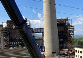 Imagen de una de las chimeneas de la central de Compostilla II en Cubillos del Sil.