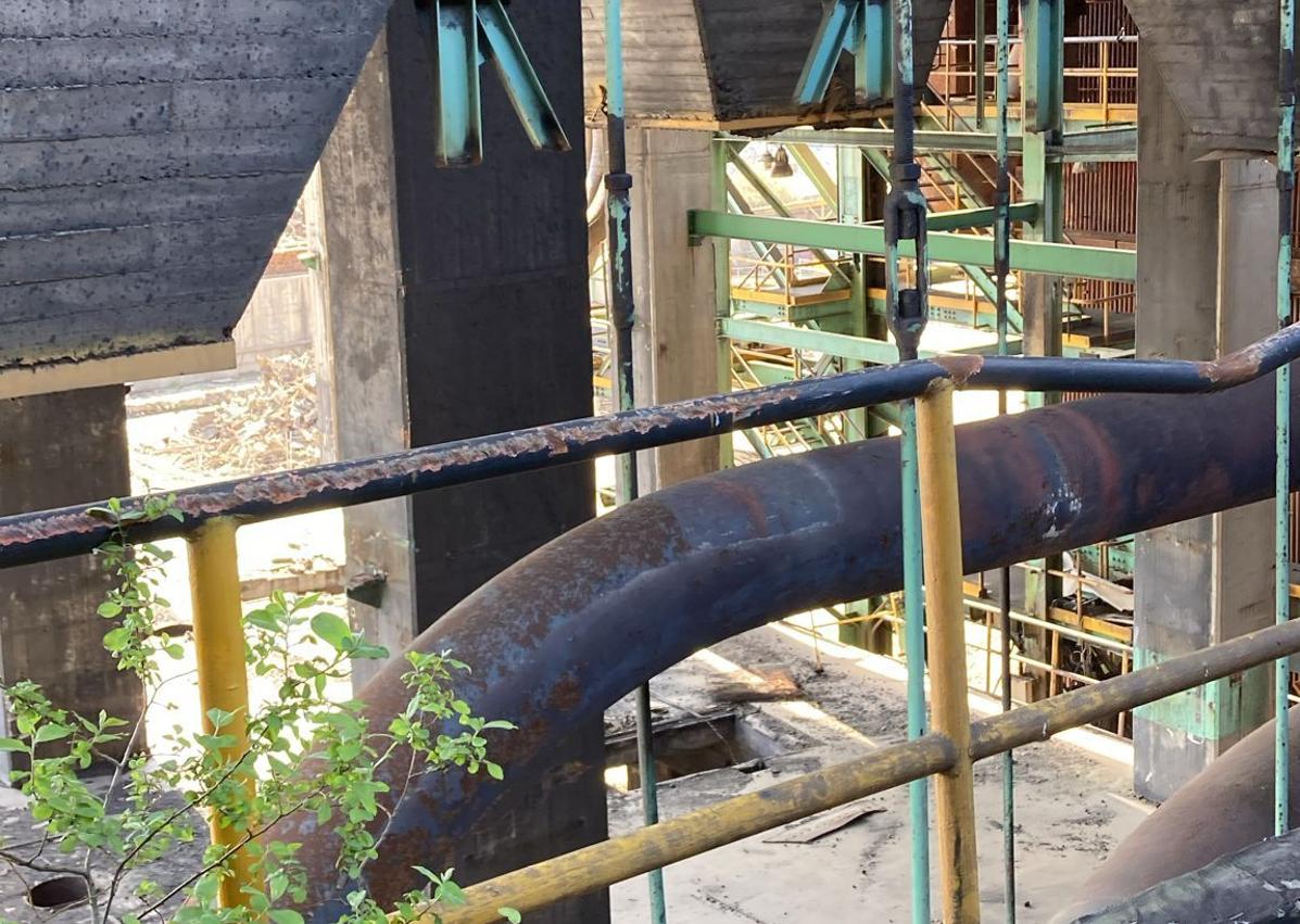 Imagen secundaria 1 - Labores de desmantelamiento de la térmica de Endesa en El Bierzo.