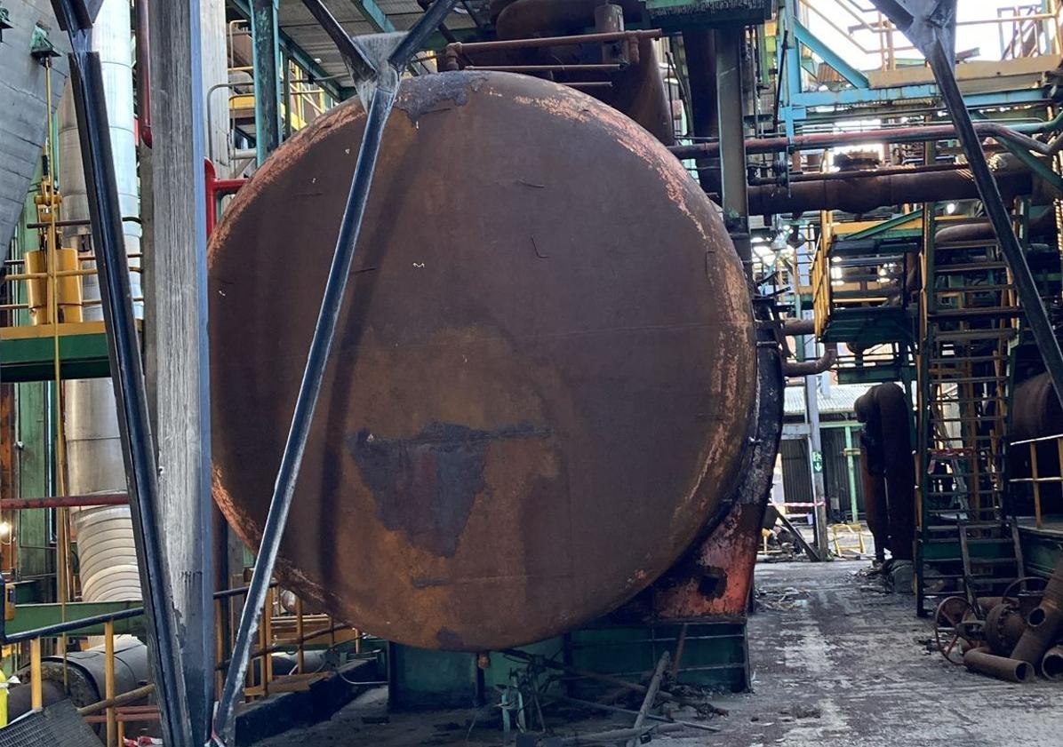 Imagen principal - Labores de desmantelamiento de la térmica de Endesa en El Bierzo.