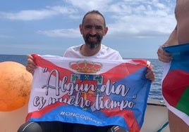 Miguel Martínez Basurco muestra la bandera del Bierzo con la reivindicación justo después de cruzar el Estrecho de Gibraltar.