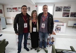 La secretaria general de UGT FICA Castilla y León junto al secretario general de FICA Bierzo (I) y su sucesor, durante la celebración del XI Congreso
