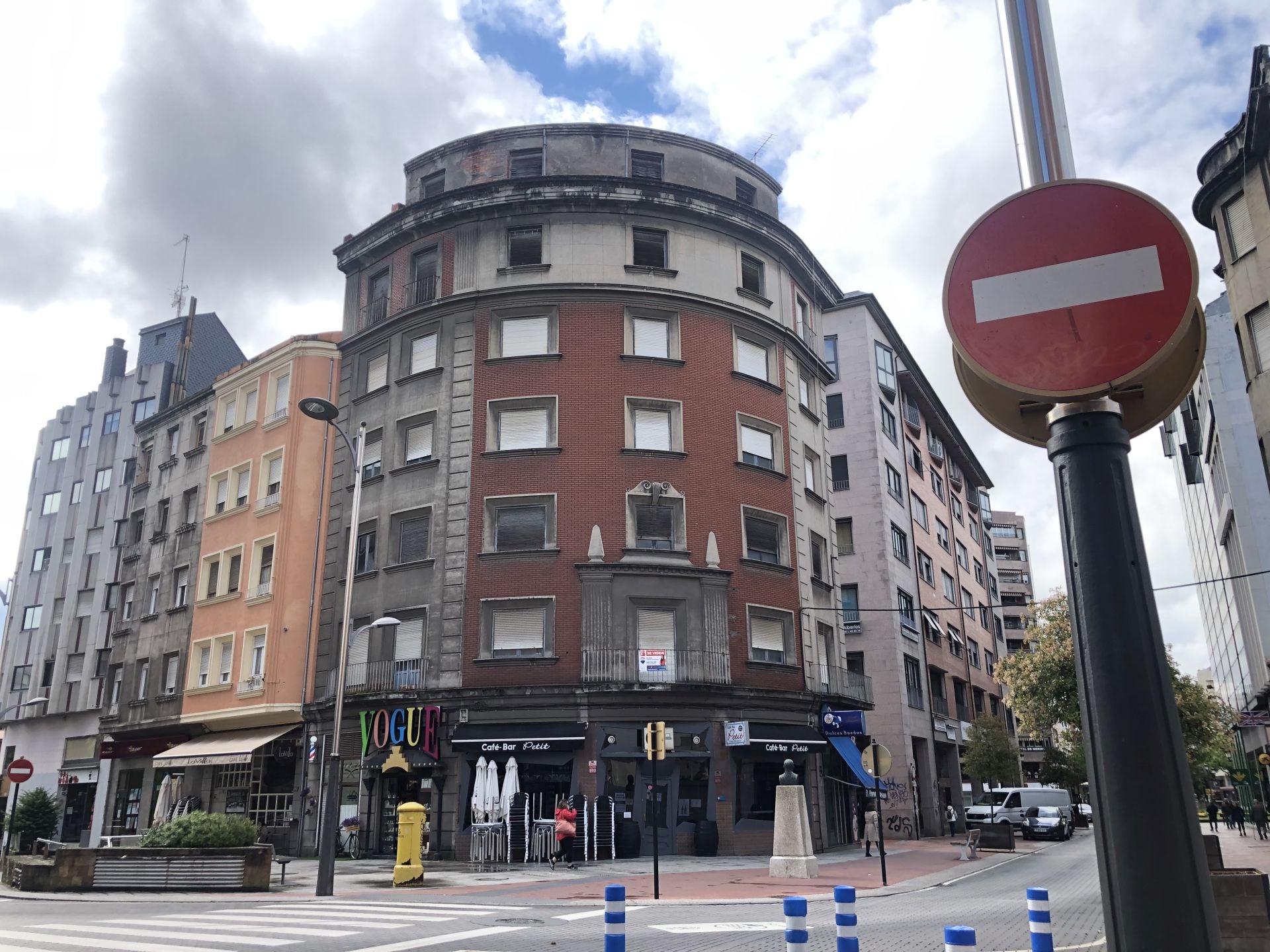 Imagen de uno de los edificios de La Ciudad del Dólar situado en el centro de la ciudad.