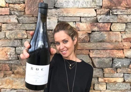 La viñadora Verónica Ortega muestra uno de sus vinos.