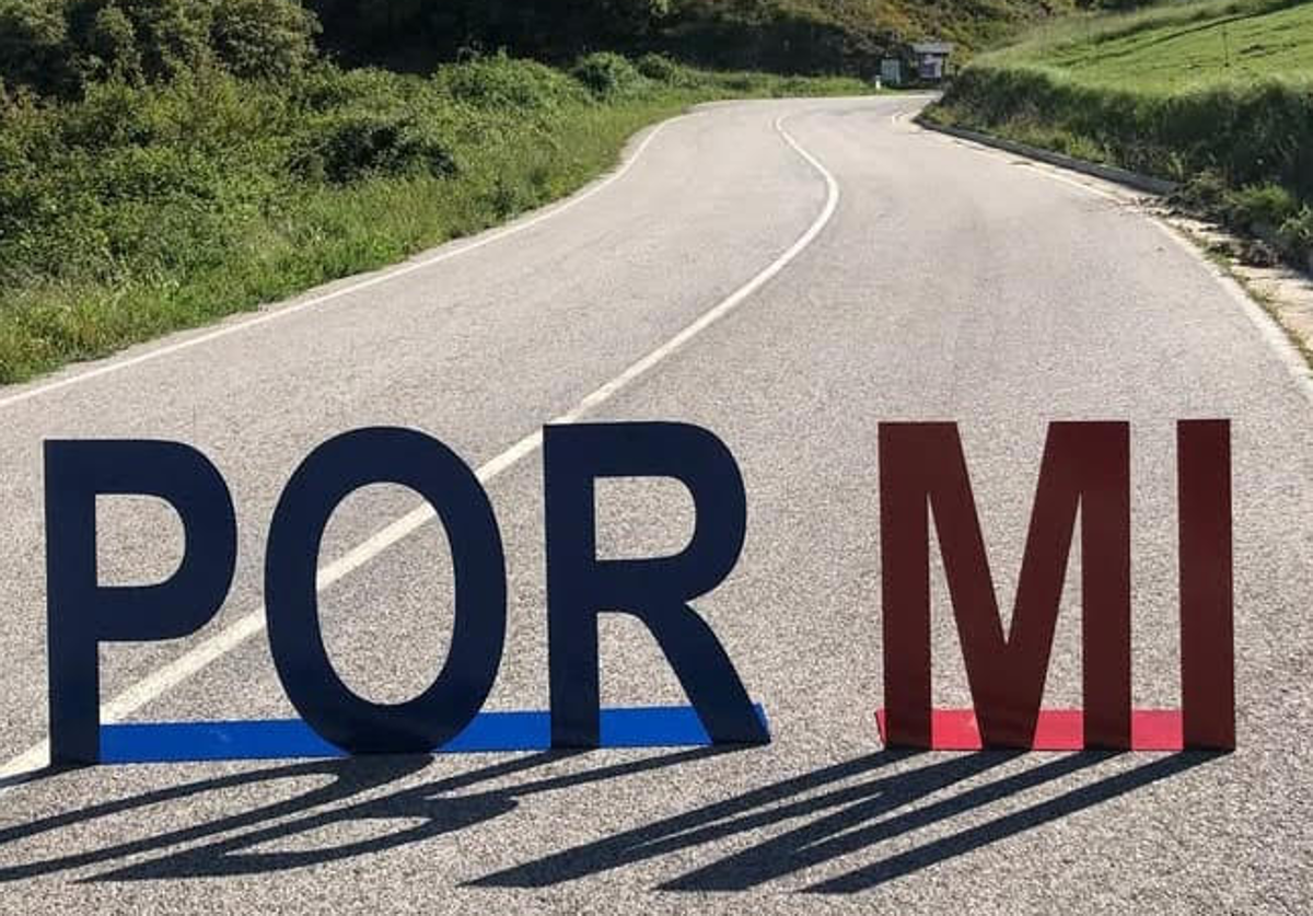 Imagen de las dos enigmáticas palabras que aparecieron en la carretera de acceso al Castillo de Cornatel.
