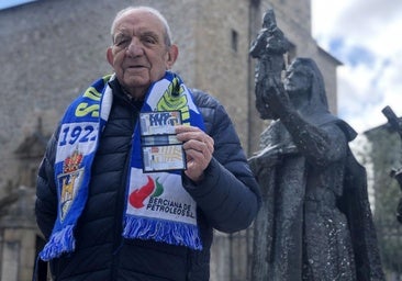 El socio mas antiguo de la SD Ponferradina, Fernando Frá, muestra el carné del club ante la escultura del Milagro de la Encina.