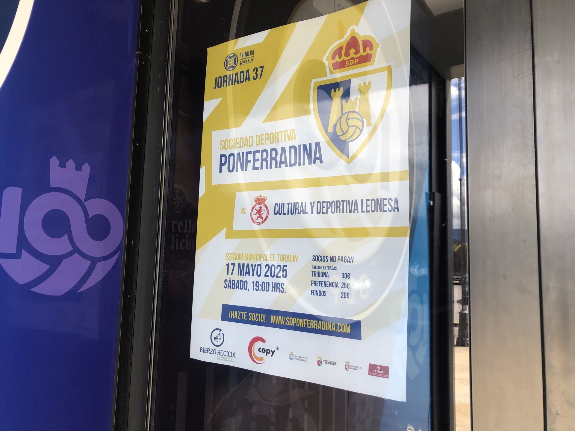 Cartel del derbi Ponferradina Cultural de este sábado, 17 de mayo, en el bar del Estacio Municipal del Toralín.
