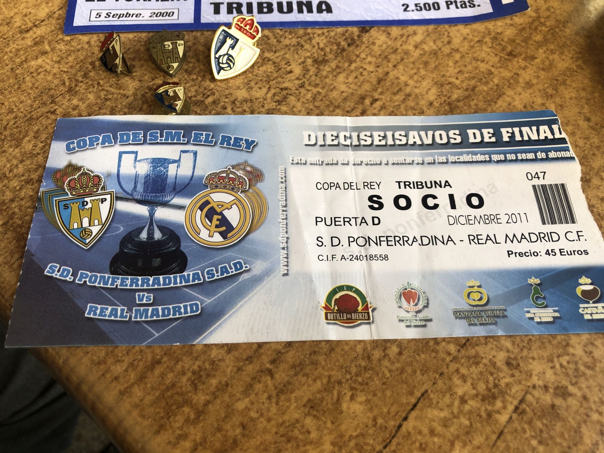 Entrada del partido de los dieciseisavos de final de la Copa del Rey que disputaron la SD Ponferradina y el Real Madrid en diciembre de 2011 en El Toralín.