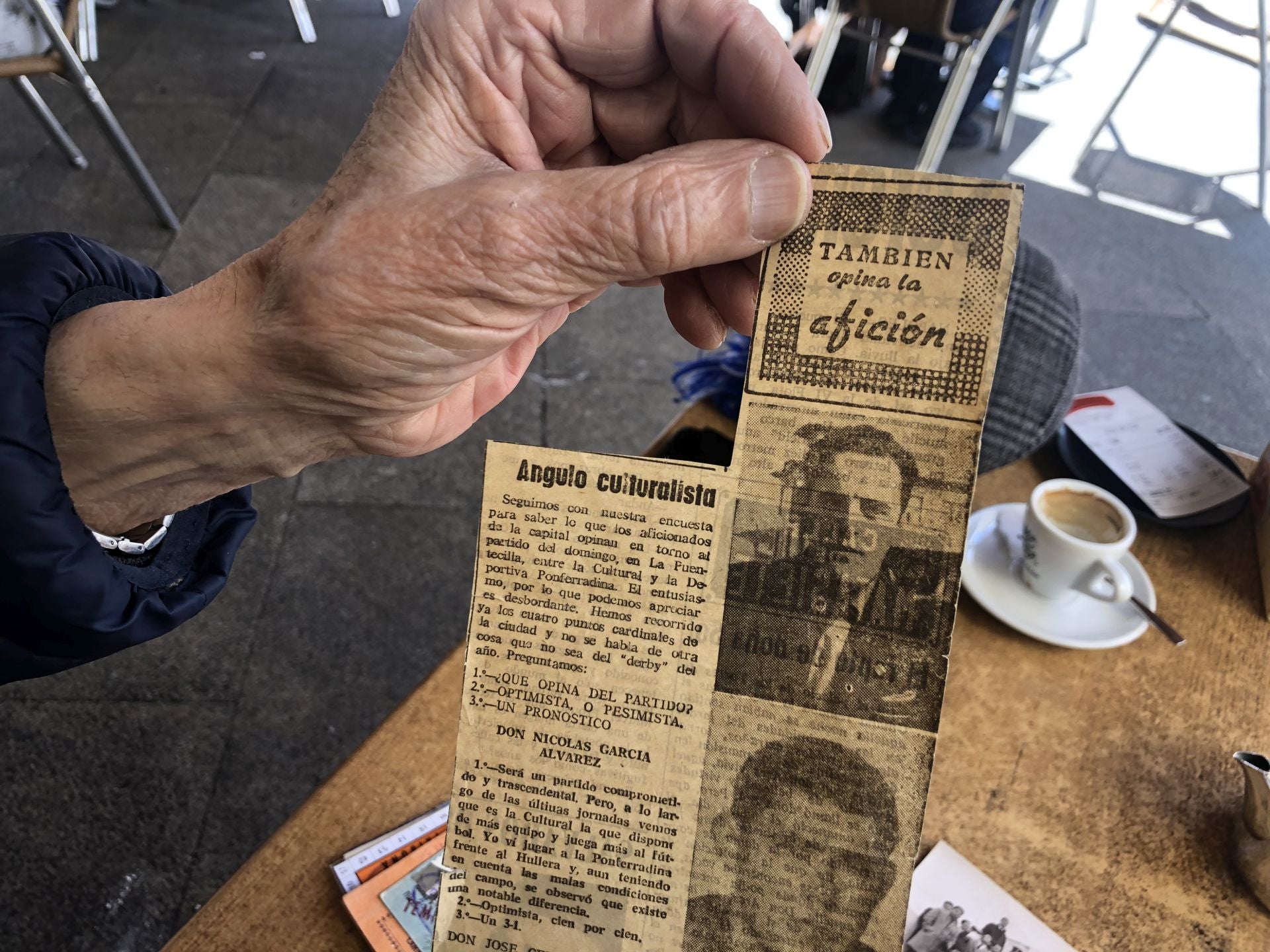 Imagen de uno de los recortes de prensa que guarda con celo Frá sobre el ángulo culturalista de un derbi.
