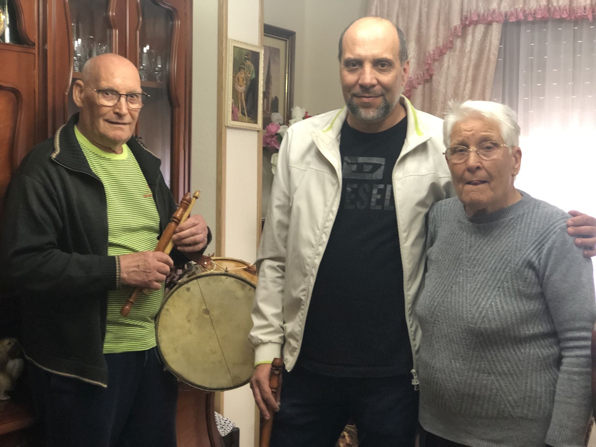 El hijo y la hija del artesano berciano, Marcelino González (I) y Josefa González (D), junto su nieto, Óscar González.