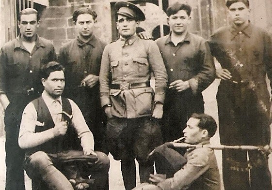 José González, Pepe, toca la gaita (AD) durante una de las celebraciones con amigos durante el servicio militar