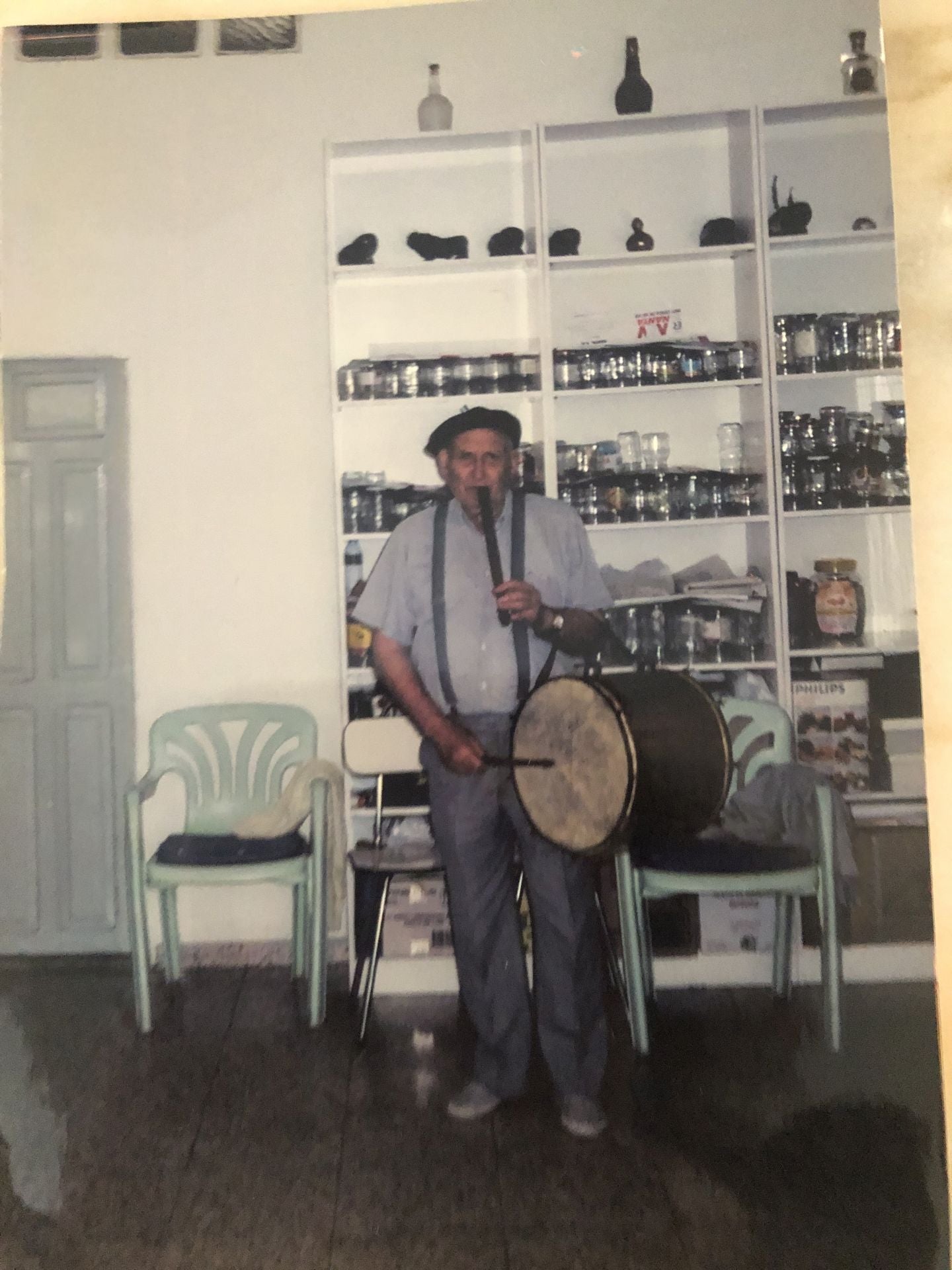 El artesano berciano tocando la flauta el tamboril en la bodega de su casa.