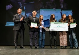 El IES Eurpa de Ponferrada recoge el premio correspondiente a la primera posición de este galardón.