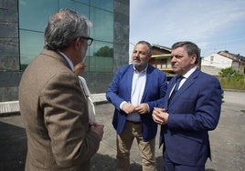 El consejero de Presidencia (1D), durante su visita al Bierzo.