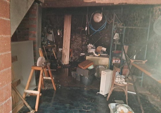 Imagen del interior de la vivienda afectada por el fuego.