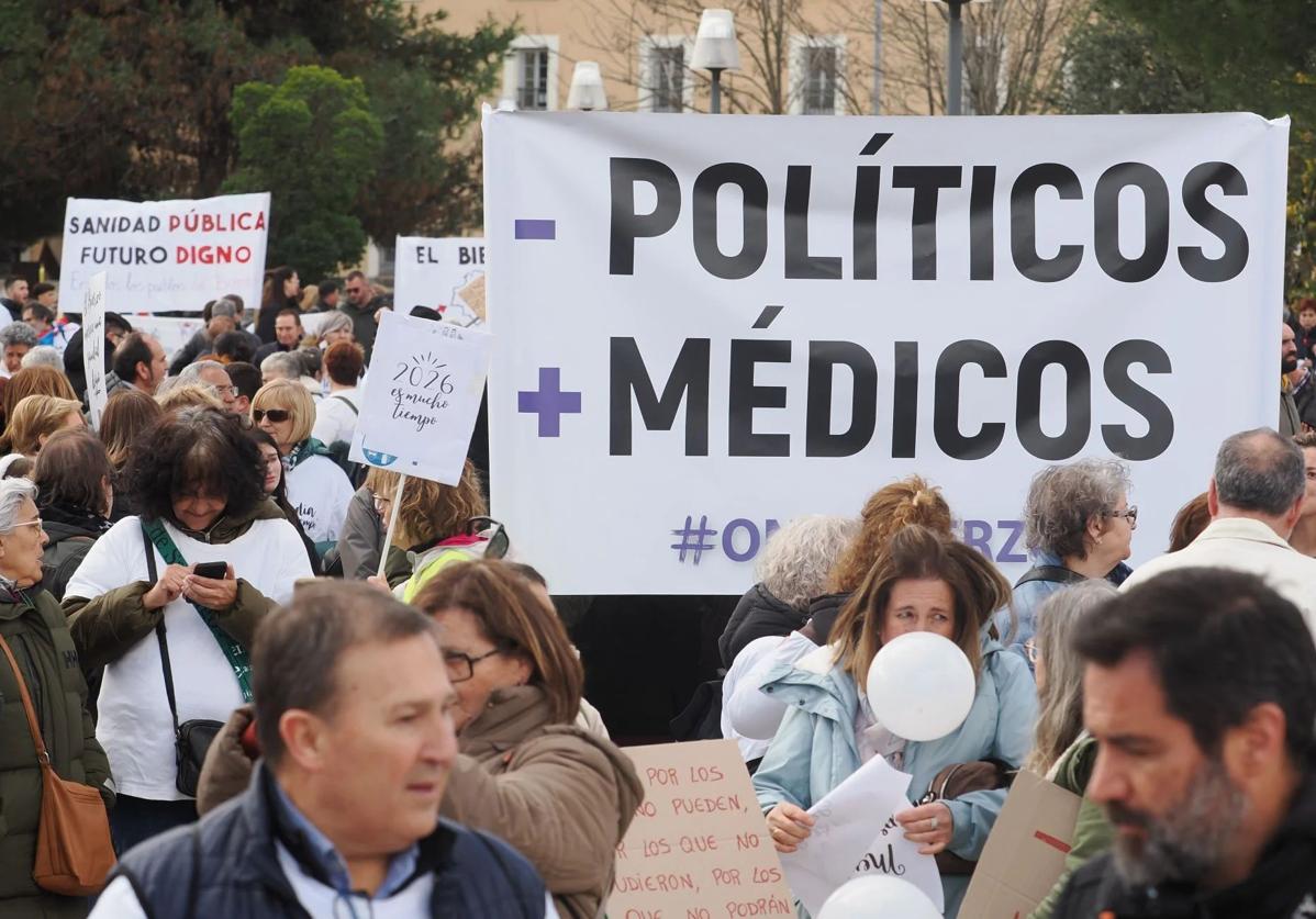 Imagen de la concentración y manifestación de OncoBierzo por las calles de Valladolid hasta la consejería de Sanidad.