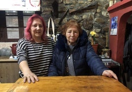 Marina Domínguez (D) y su hija Ana Rodríguez (I) son el alma de la emblemática bodega El Pescador de Ponferrada.
