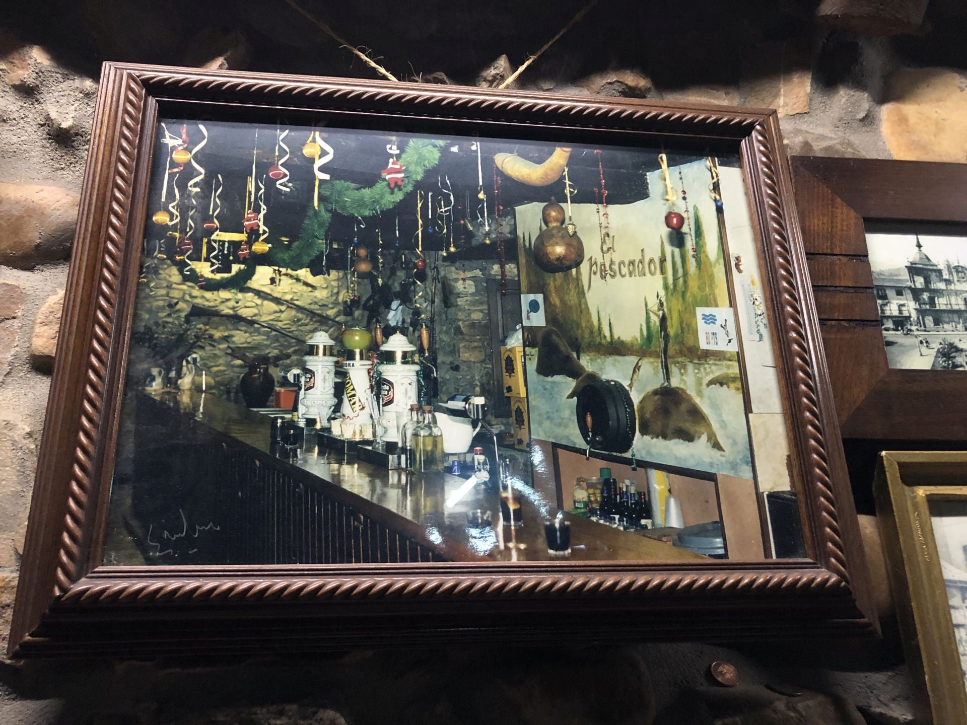 Una imagen antigua de la bodega decorada con motivos navideños.