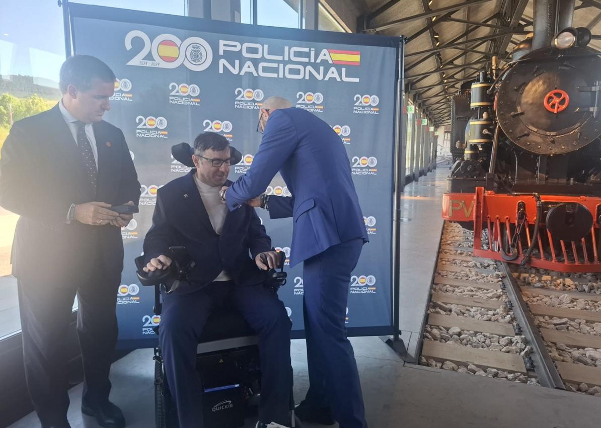 Imagen secundaria 1 - El subdelegado del Gobierno fue el encargado de entregarle la Medalla al Mérito en Ciberdefensa de Petec, en un acto en el que estuvo arropado por compañeros y autoridades.