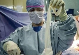 Imagen de una profesional en una intervención quirúrgica.