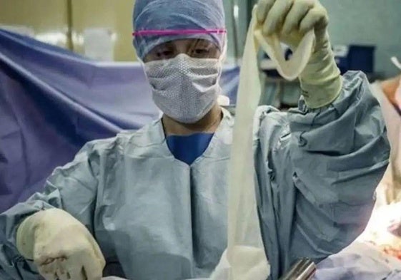 Imagen de una profesional en una intervención quirúrgica.