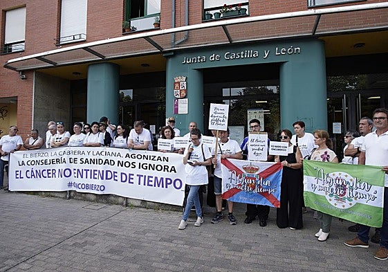 Imagen de la concentración de OncoBierzo frente a la sede la Junta en Ponferrada.