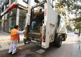 Imagen de archivo de un camión de recogida de basura en Ponferrada.