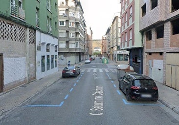 Imagen de la calle donde está situada una de las viviendas a subastar en Ponferrada.
