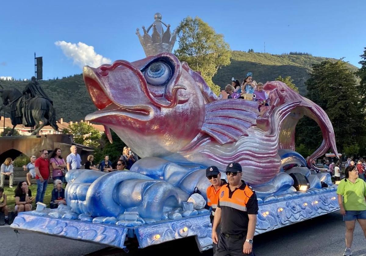 Desfile de carrozas de las fiestas de la Encina de Ponferrada, en una imagen de archivo.