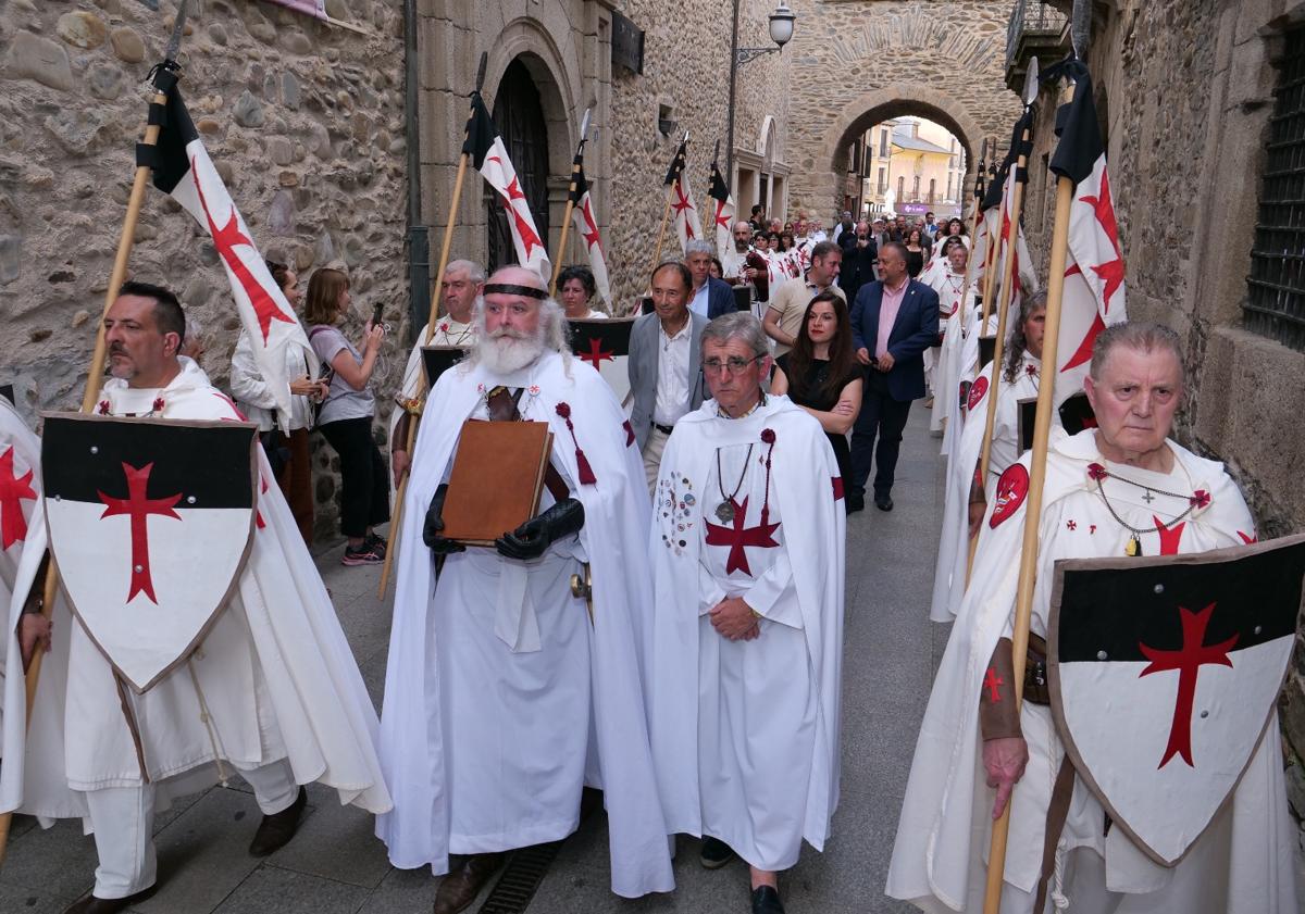 Imagen principal - Con «honor e ilusión» por divulgar el Camino de Santiago