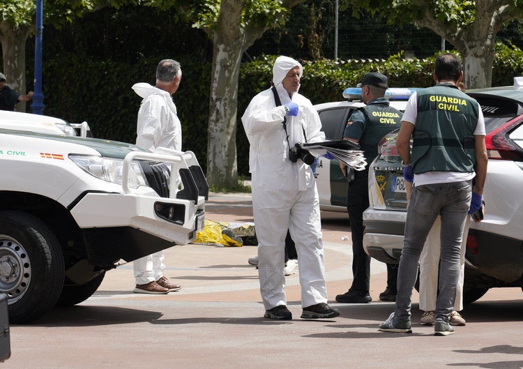 Efectivos de la Guardia Civil en la plaza de Santa Bárbara el día del trágico suceso.