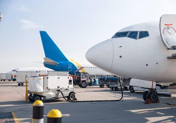 Imagen de un avión repostando combustible.