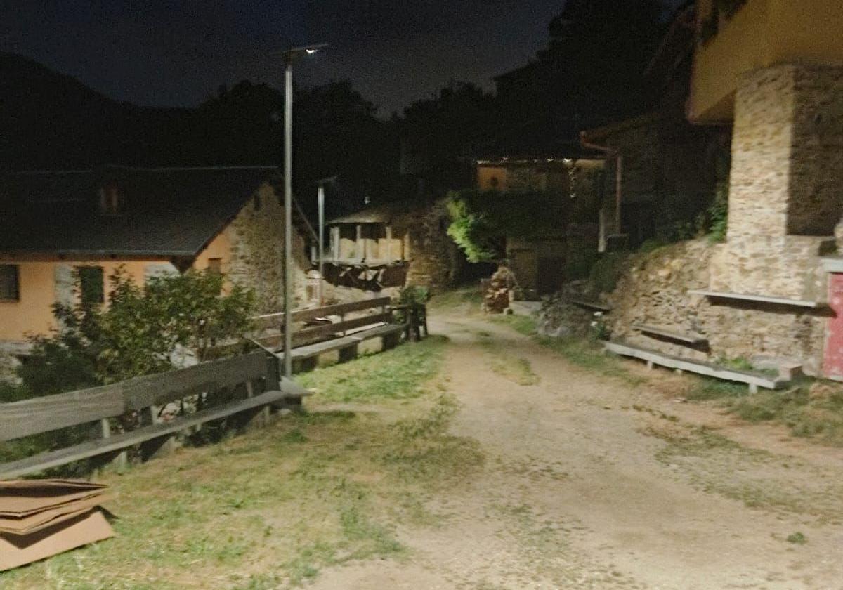 Alumbrado en San Adrián de Valdueza.