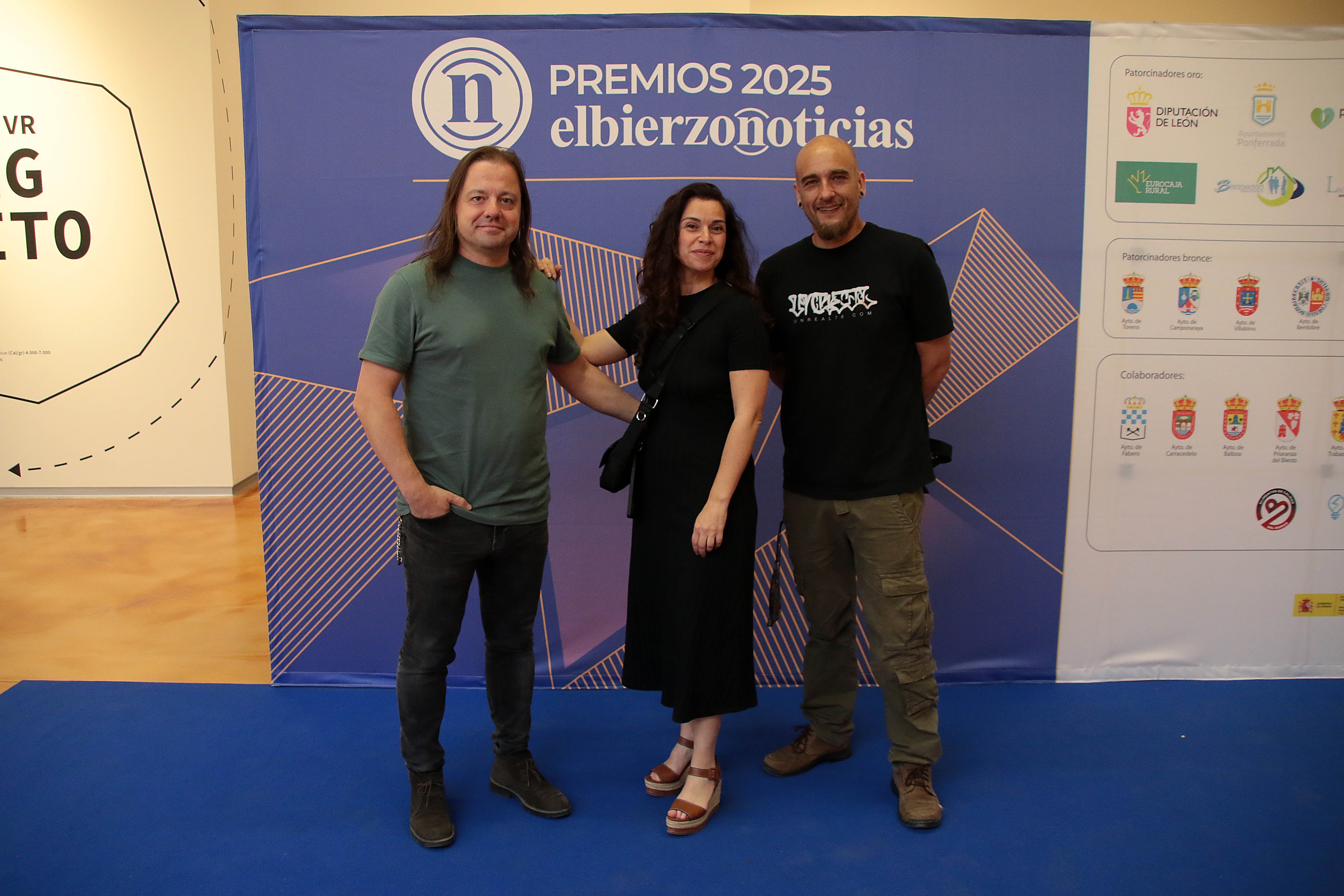 Luis García (La 8 Bierzo), Vanessa Silván (Asociación de Periodistas y Asprona) y Asier Vera (artista urbano).