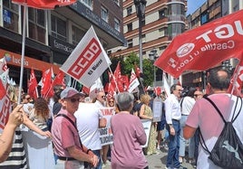 Concentración contra el ERE de Teleperformance en la plaza de Lazúrtegui de Ponferrada.