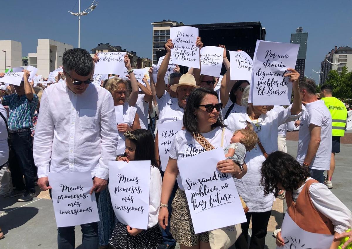 Imagen secundaria 1 - Imágenes de la manifestación.