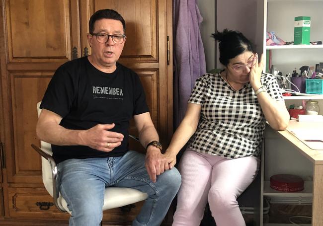María Yolanda Pérez junto a su marido, Roberto Martín, en su casa de Toral de los Vados.