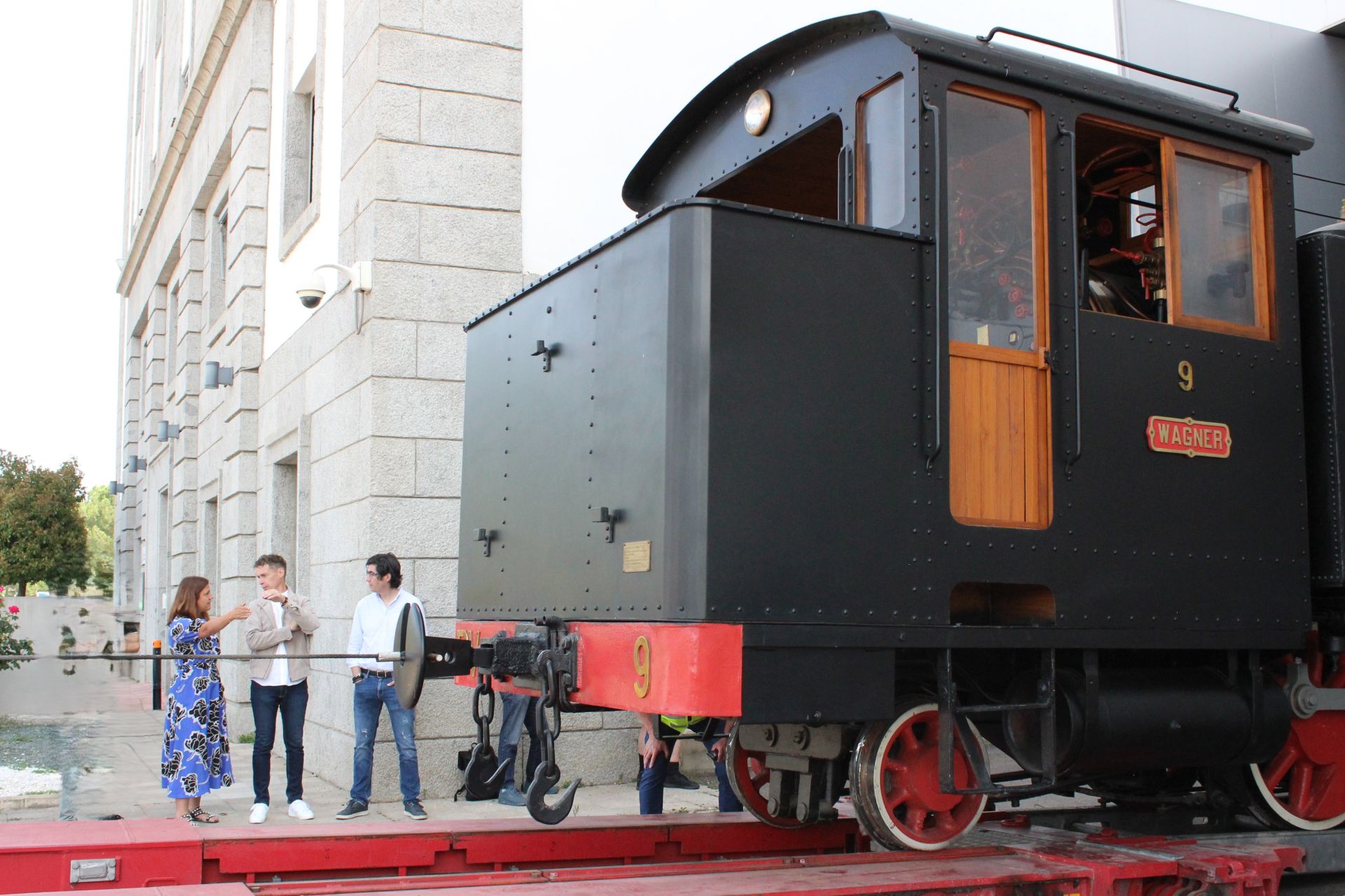 La locomotora Wagner se va a Villablino en un «día histórico» para el Ponfeblino
