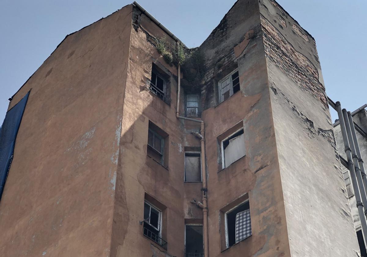 Imagen del avanzado estado de deterioro que presenta el edificio situado en el número 1 de la calle Embalse de Peñarrubia de Ponferrada.