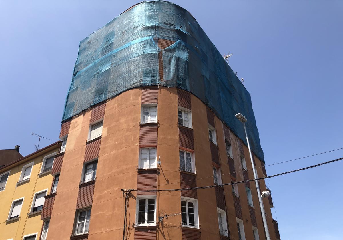 Imagen principal - Una gran lona cubre desde hace años el inmueble que está rodeado por vallas instaladas por el Ayuntamiento.