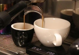 Dos tazas de café en una cafetería en una imagen de archivo.