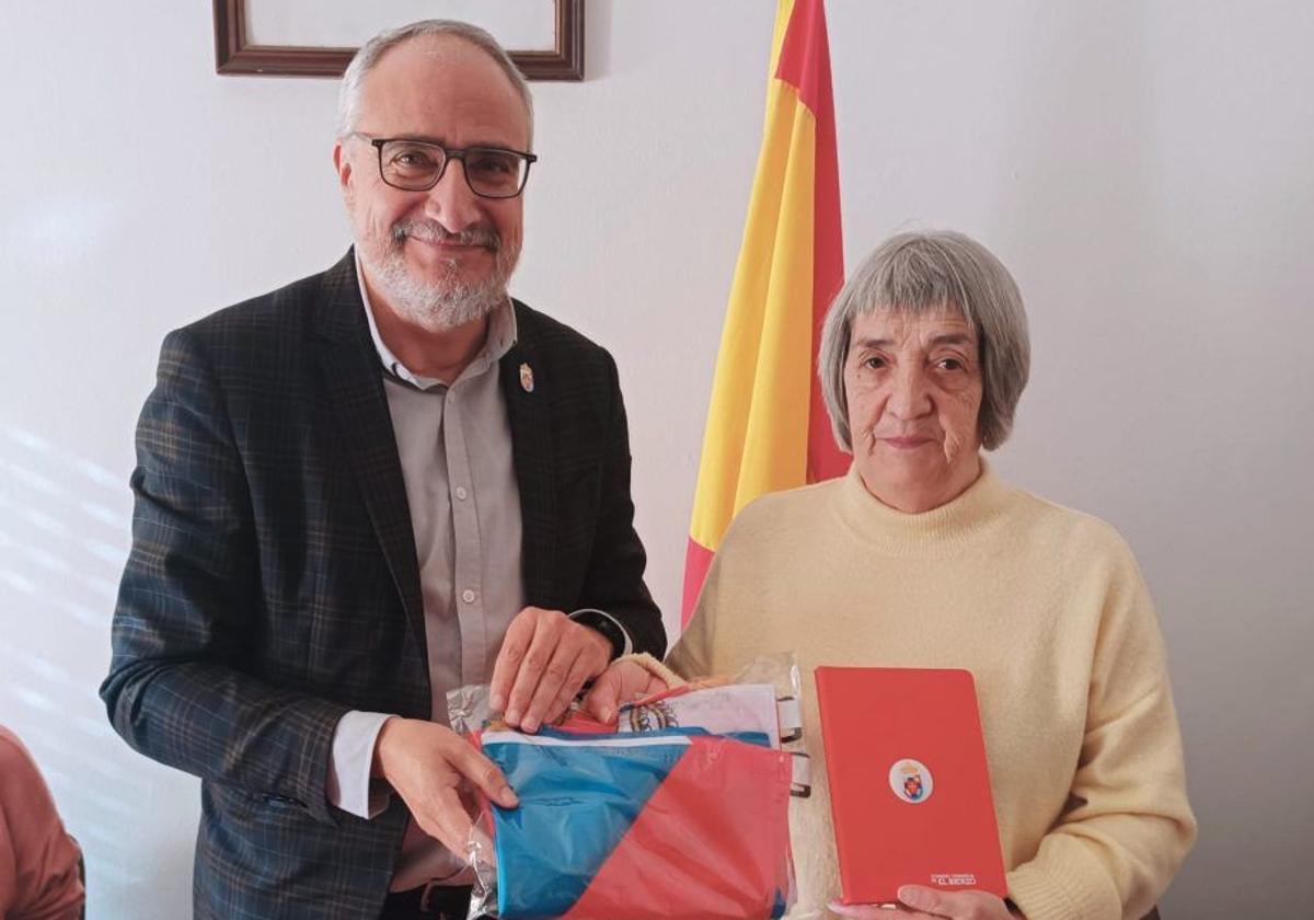 Olegario Ramón, presidente del Consejo Comarcal del Bierzo y María Luisa González Santín, exalcaldesa de Vega de Valcarce.