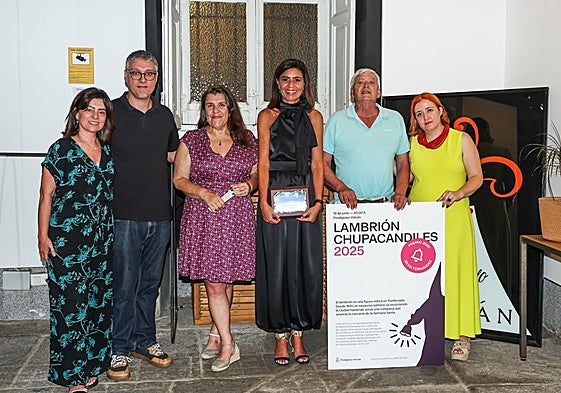 Silvia Fernández, en el centro de la imagen, recogiendo el premio.