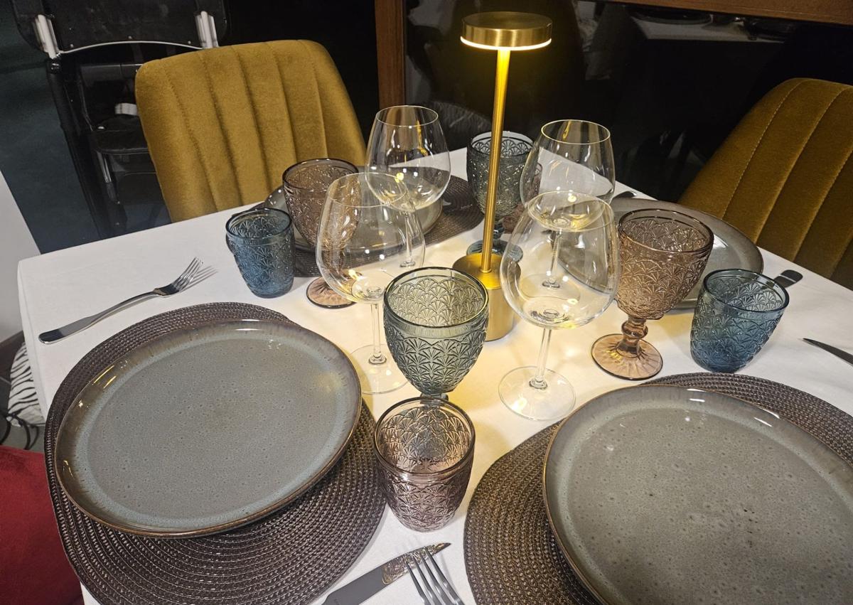 Imagen secundaria 1 - Nathalie Orgaz, una asturiana que lo dejó todo para abrir el único restaurante de Burbia