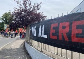 Una pancarta con un 'No al ERE' preside las instalaciones de Teleperformance en Ponferrada.