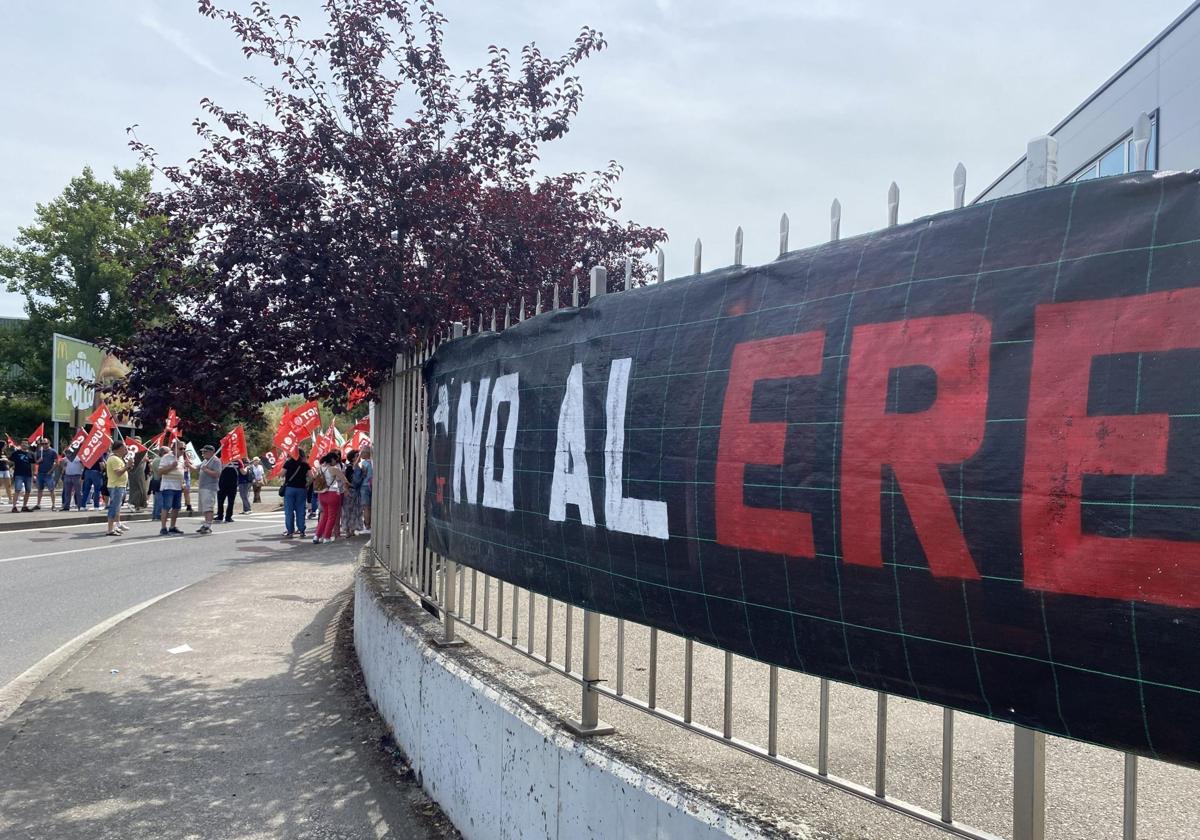 Una pancarta con un 'No al ERE' preside las instalaciones de Teleperformance en Ponferrada.