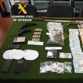 Imagen de la droga y de los objetos incautados a los detenidos.